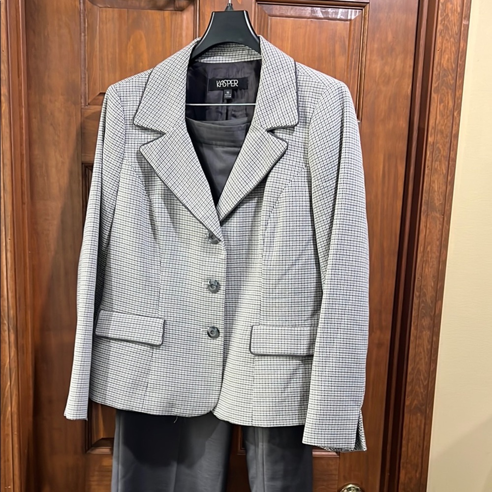 Kasper 2 piece Gray Pantsuit Elegant Professional Attire size 16